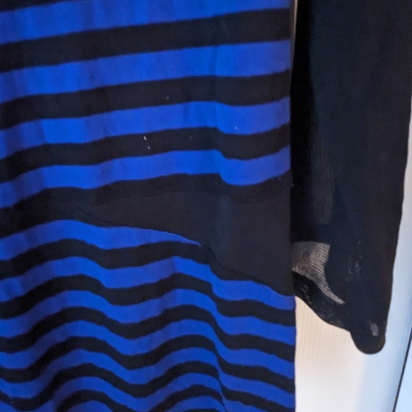 Gorgeous blue and black rayon stretchy shirt. Not sure of the brand no tag - Picture 2 of 7